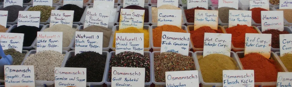 Bunte Gewürze und frische Zutaten auf dem Markt