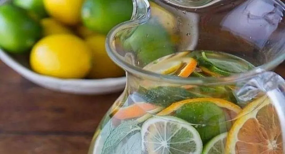 Karaffe mit Zitrus-Infused-Water als Symbol für die Fastenzeit