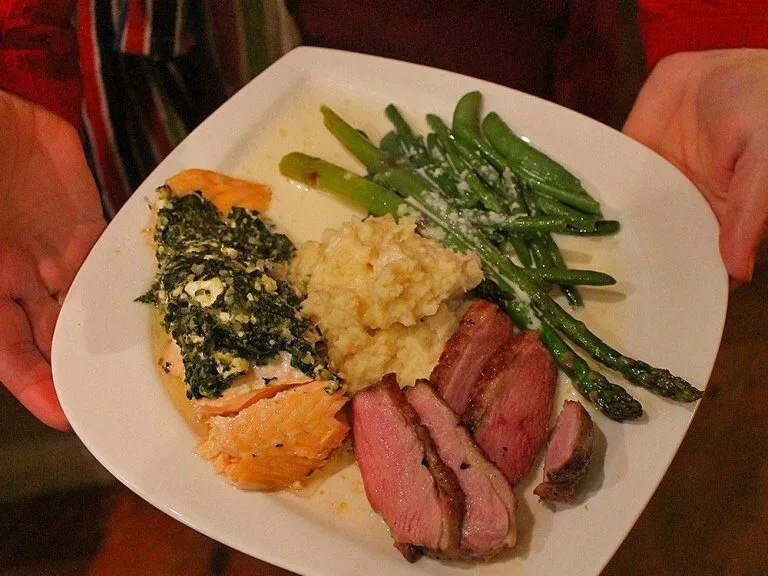 Frisch gekochtes Low-Carb-Hauptgericht mit Fleisch, Spargel und Gemüse