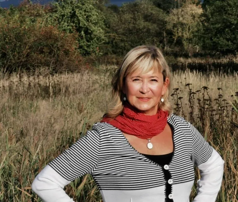 Heilpraktikerin Kerstin Loss lächelt in die Kamera