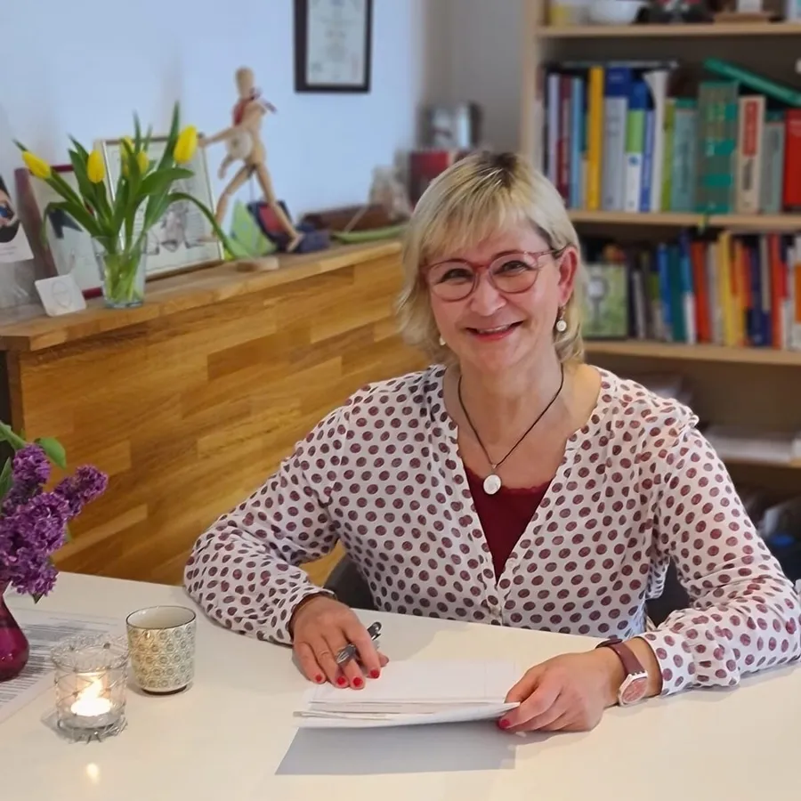 Kerstin Loss beim Gespräch am Schreibtisch