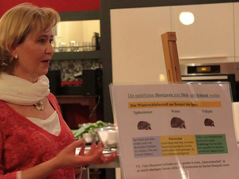 Kerstin Loss erklärt in der Kochrunde die Ernährungsregeln