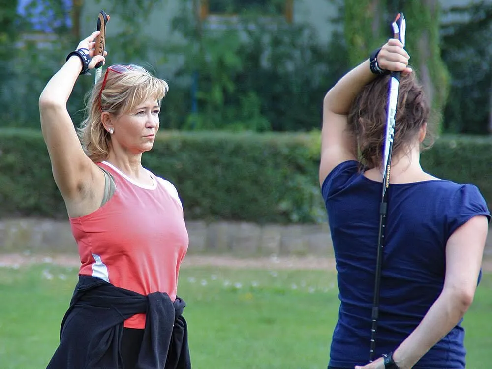 Kerstin Loss beim Nordic-Walking-Training im Park