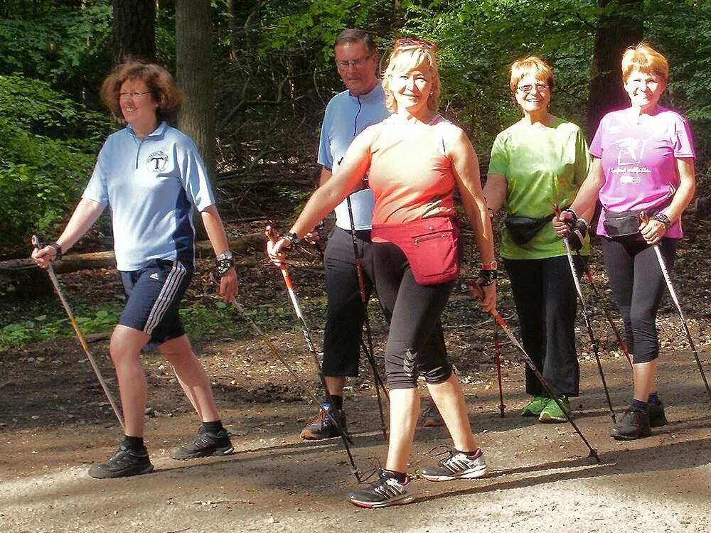 Nordic-Walking-Gruppe im Wald