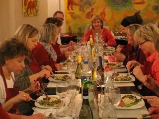 Gemeinsames Abschlussessen an einer langen Tafel